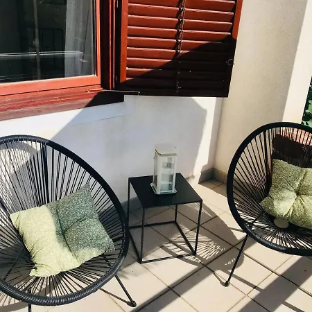 Vadrozsa Haz, Csendre Vagyoknak Apartment