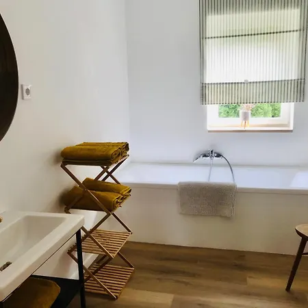 Vadrozsa Haz, Csendre Vagyoknak Apartment