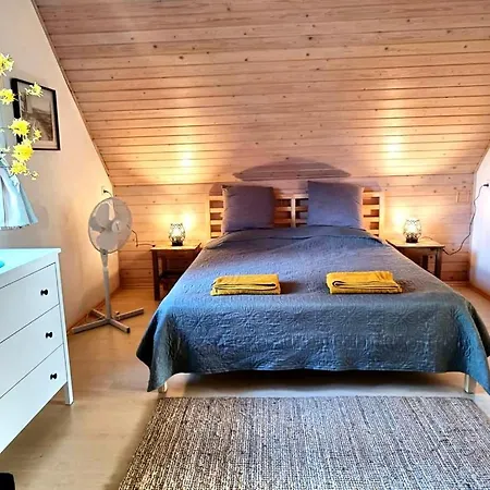 Vadrozsa Haz, Csendre Vagyoknak Apartment